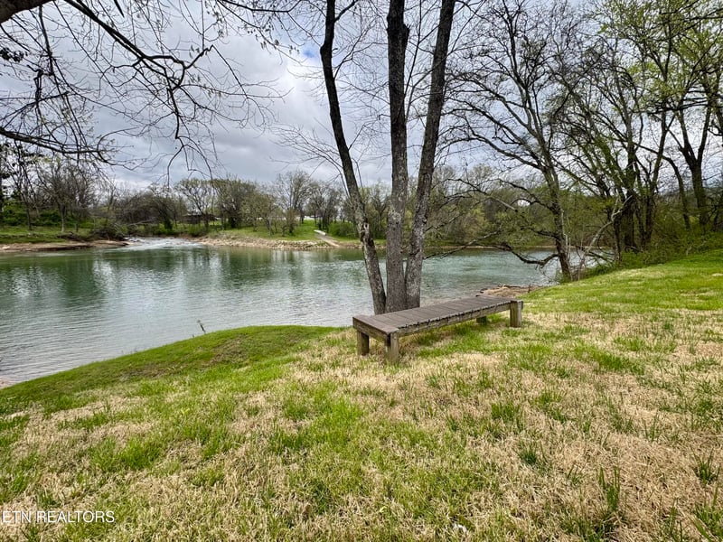 8660 Shackleford Ln, Strawberry Plains, TN 37871