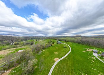 8660 Shackleford Ln, Strawberry Plains, TN 37871