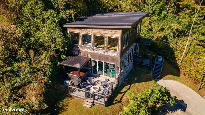 869 Chestnut Dr, Gatlinburg, TN 37738