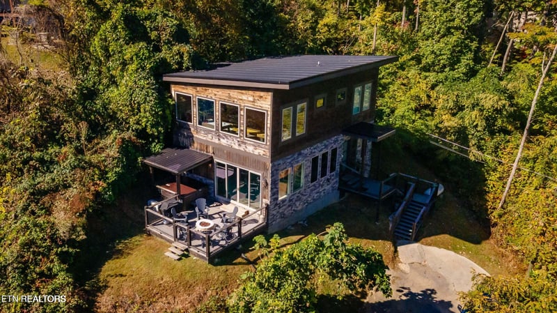 869 Chestnut Dr, Gatlinburg, TN 37738