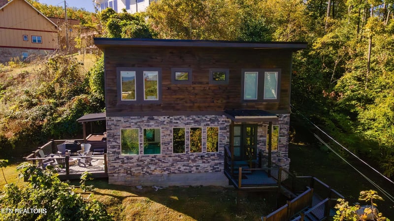 869 Chestnut Dr, Gatlinburg, TN 37738