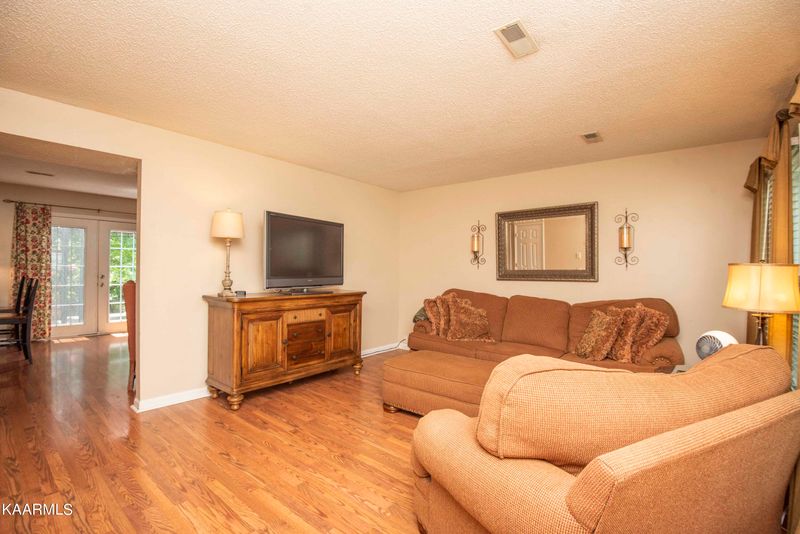 8708 Mill Run Dr, Knoxville, TN 37922