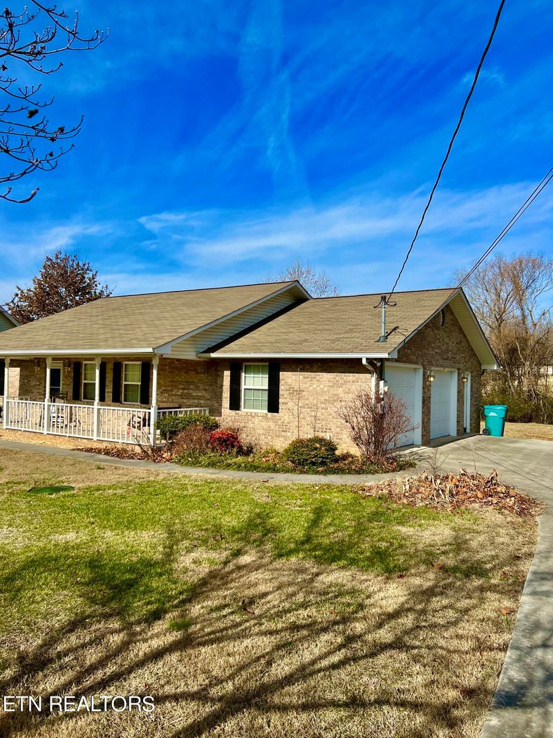 8709 Dolph Dr, Knoxville, TN 37931