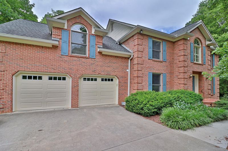 8716 Raindrop Rd, Knoxville, TN 37923