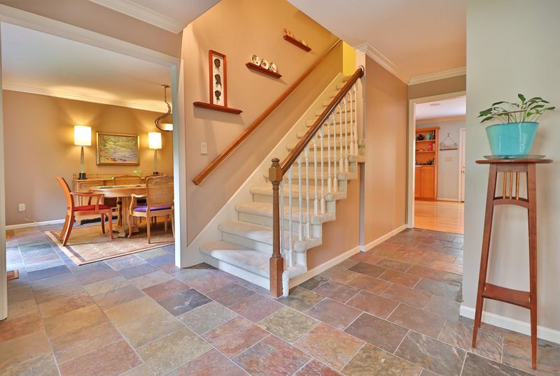 8716 Raindrop Rd, Knoxville, TN 37923