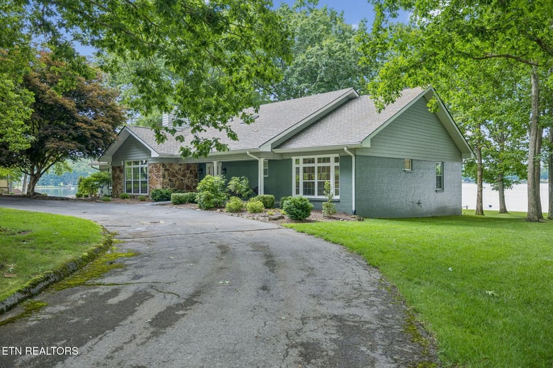 8721 Cherokee Tr, Crossville, TN 38572
