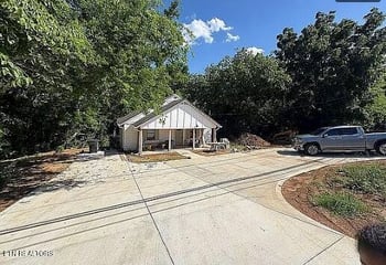 8752 Gleason Dr, Knoxville, TN 37923