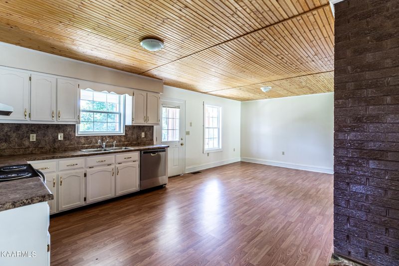 876 Cooper Lake Rd, Oneida, TN 37841