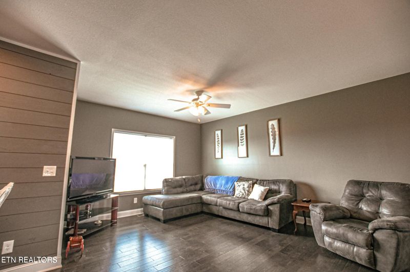 877 Queener Rd, Jacksboro, TN 37757