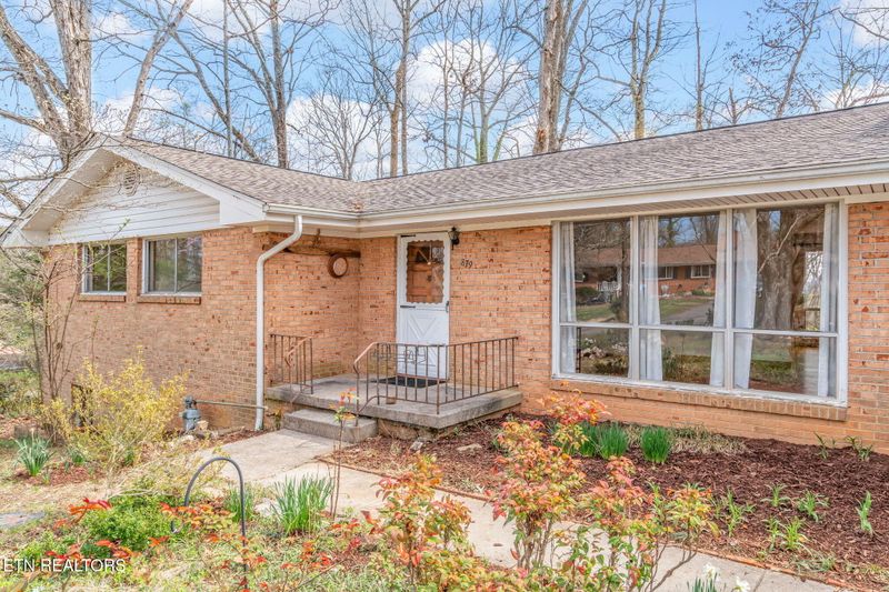 879 W Outer Dr, Oak Ridge, TN 37830