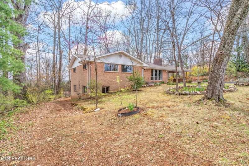 879 W Outer Dr, Oak Ridge, TN 37830
