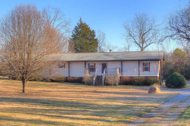 8802 Trout Dr, Mascot, TN 37806