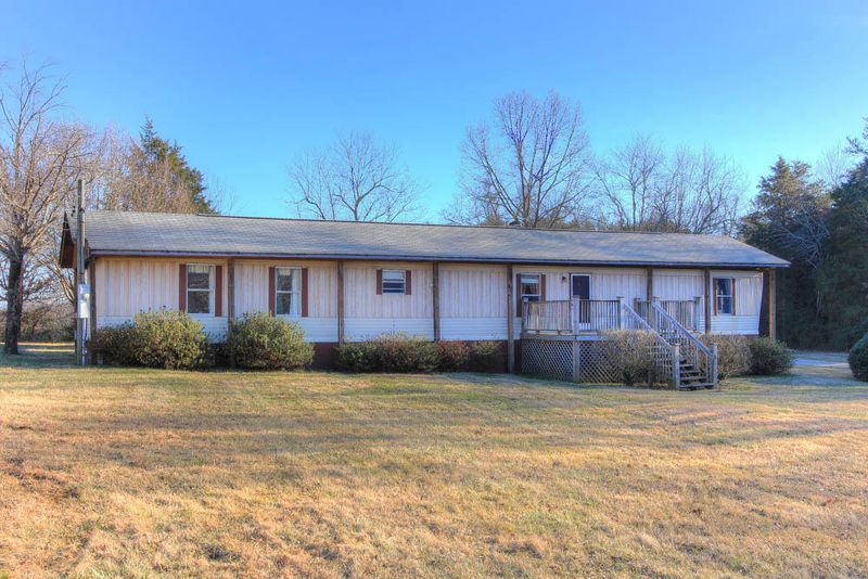 8802 Trout Dr, Mascot, TN 37806