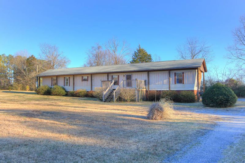 8802 Trout Dr, Mascot, TN 37806