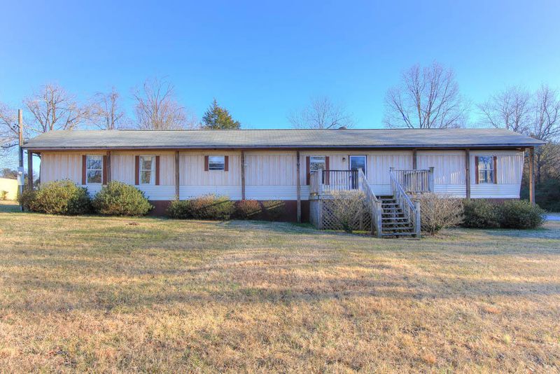 8802 Trout Dr, Mascot, TN 37806