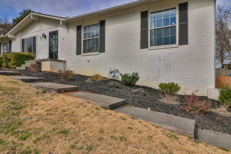 8816 Gatwick Dr, Knoxville, TN 37922