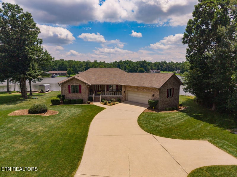 8819 Cherokee Tr, Crossville, TN 38572