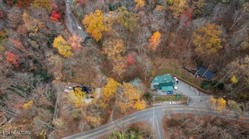 887 Holly Branch Rd, Gatlinburg, TN 37738