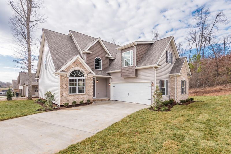 887 Oak Hills Dr, Lenoir City, TN 37771