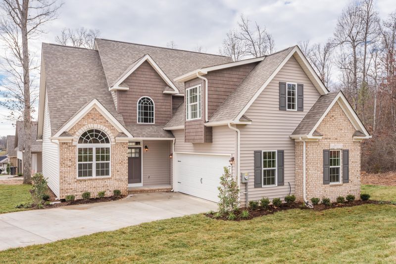 887 Oak Hills Dr, Lenoir City, TN 37771