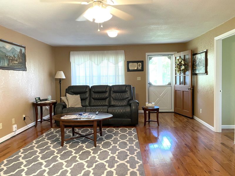 887 Sugar Hollow Rd, Lafollette, TN 37766