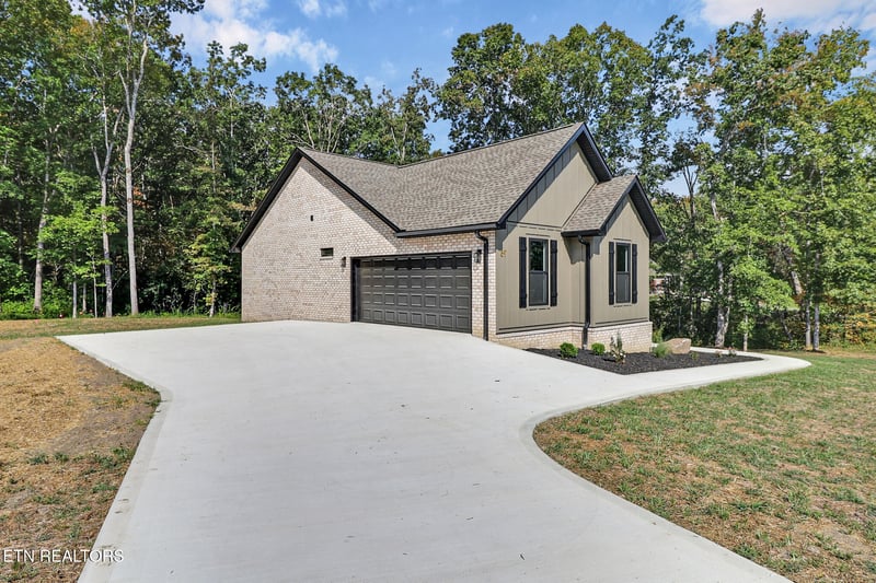 89 Riverchase Dr, Crossville, TN 38571