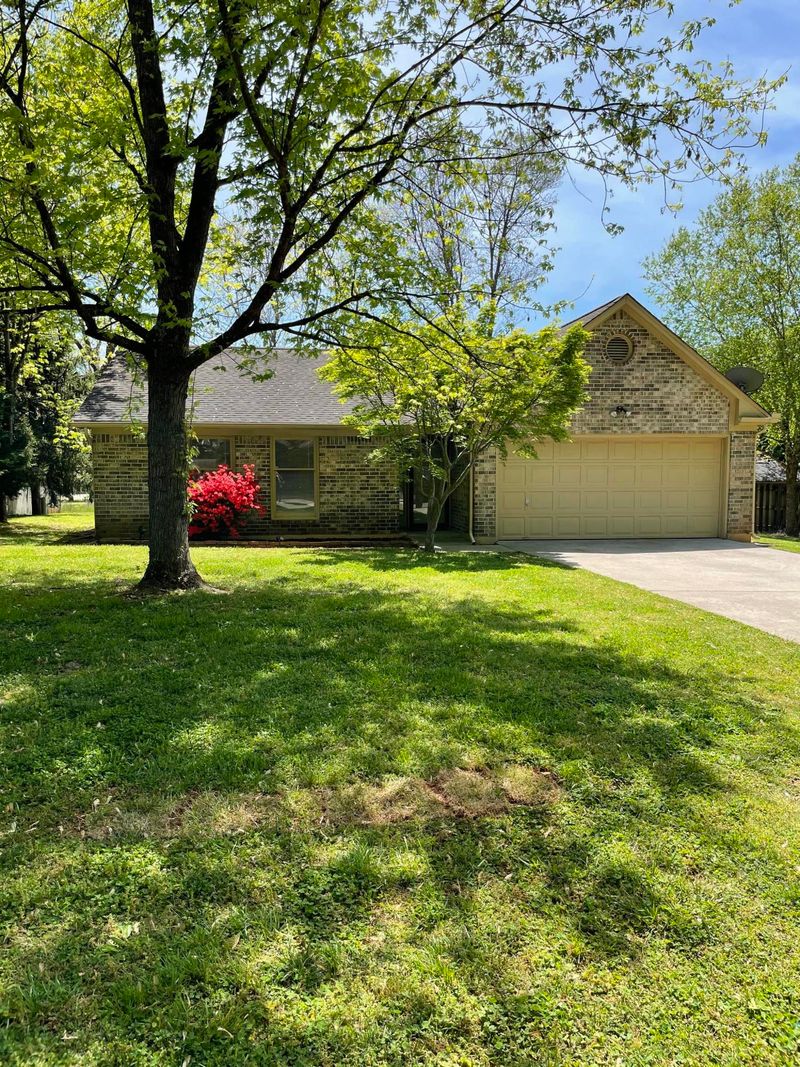 8904 Highbridge Dr, Knoxville, TN 37922