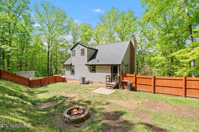 8908 Ellis Ln, Powell, TN 37849