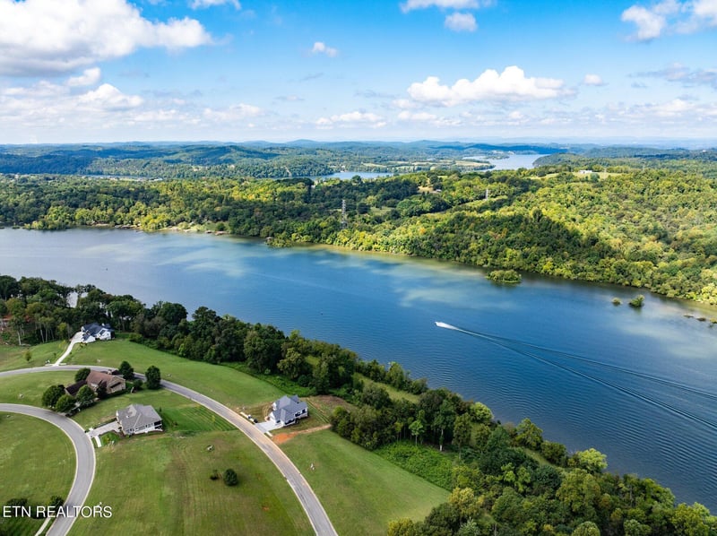 891 River Bank Tr, Loudon, TN 37774