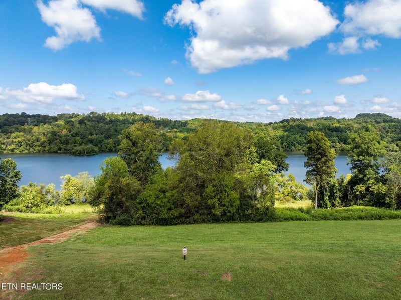 891 River Bank Tr, Loudon, TN 37774