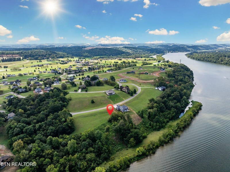 891 River Bank Tr, Loudon, TN 37774