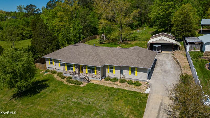 8911 Three Points Rd, Mascot, TN 37806