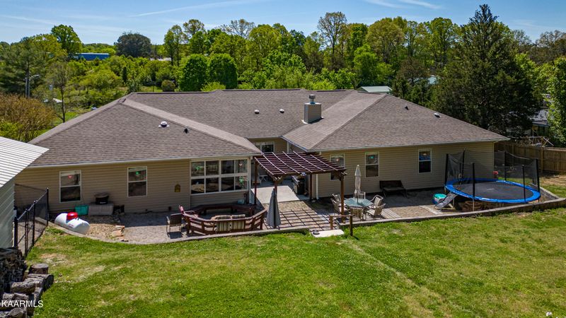 8911 Three Points Rd, Mascot, TN 37806