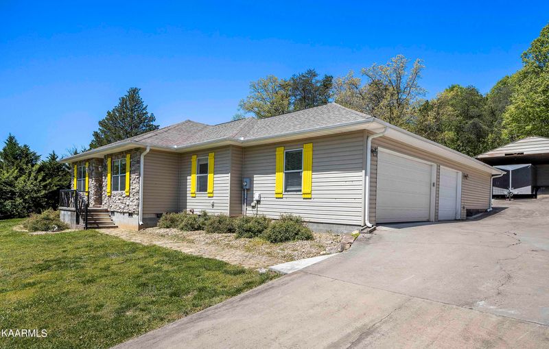 8911 Three Points Rd, Mascot, TN 37806