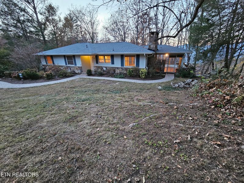 892 W Outer Dr, Oak Ridge, TN 37830