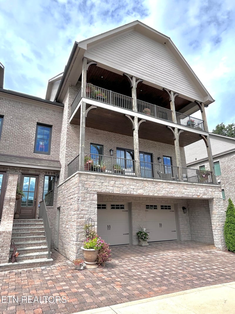 8939 Linksvue Dr, Knoxville, TN 37922