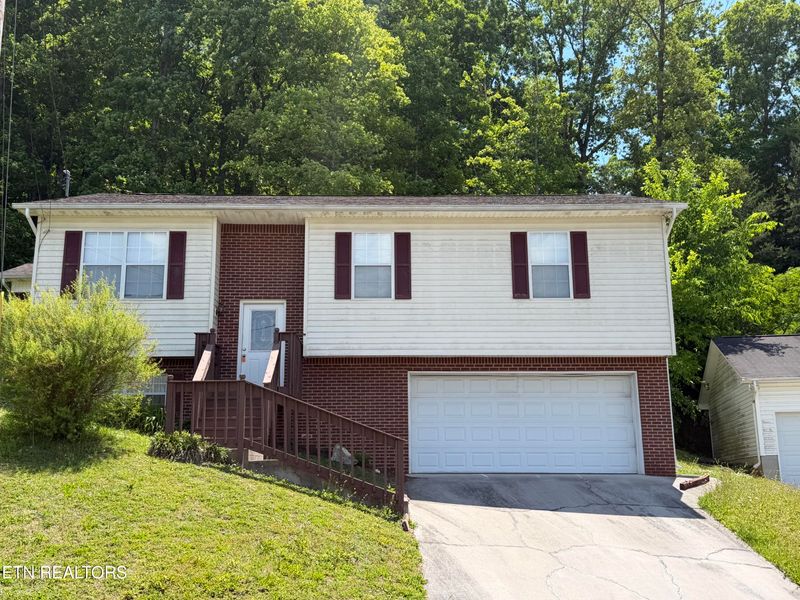 8946 Heathercrest Dr, Powell, TN 37849