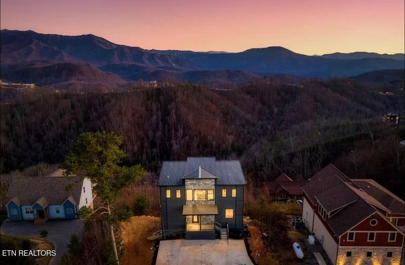 896 Chalet Village Blvd, Gatlinburg, TN 37738