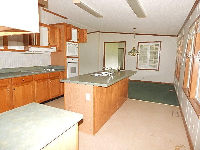 898 Haleys Grove Ln, Crab Orchard, TN 37723