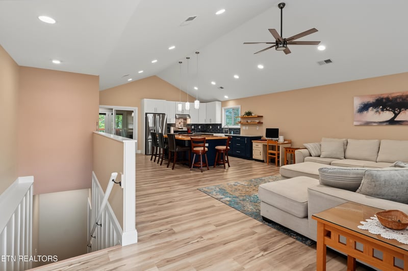898 Hillside Ln, Lenoir City, TN 37771