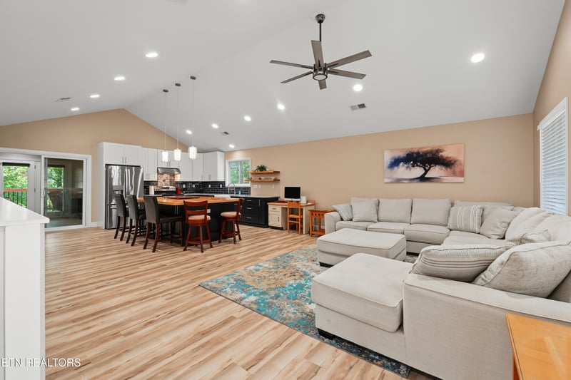 898 Hillside Ln, Lenoir City, TN 37771