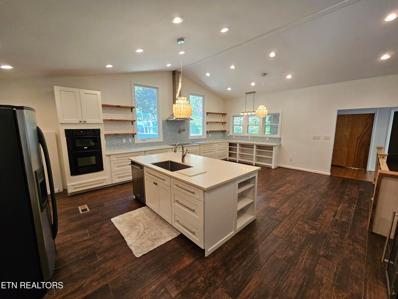 899 W Outer Dr, Oak Ridge, TN 37830