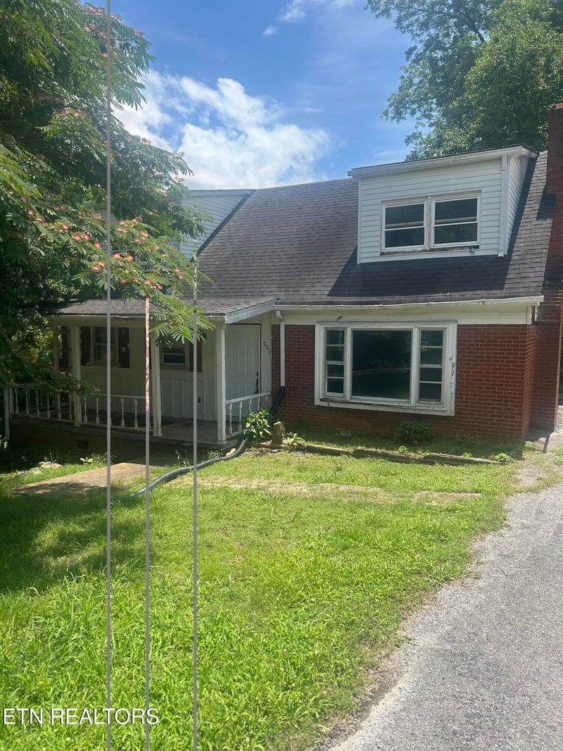 900 W 2nd Ave, Lenoir City, TN 37771