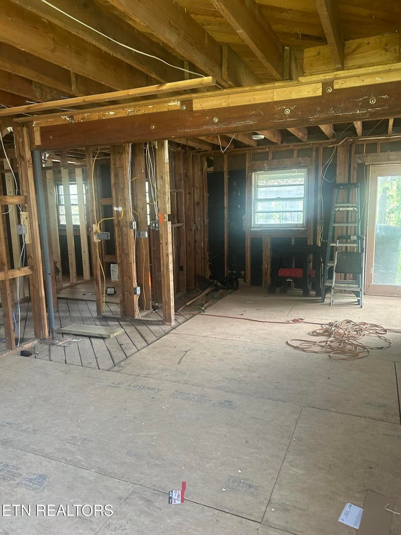 900 W 2nd Ave, Lenoir City, TN 37771
