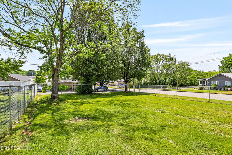 901 E 1st Ave, Lenoir City, TN 37771
