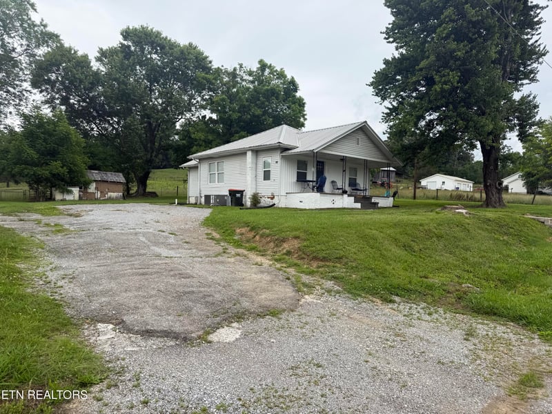 9015 Three Points Rd, Mascot, TN 37806