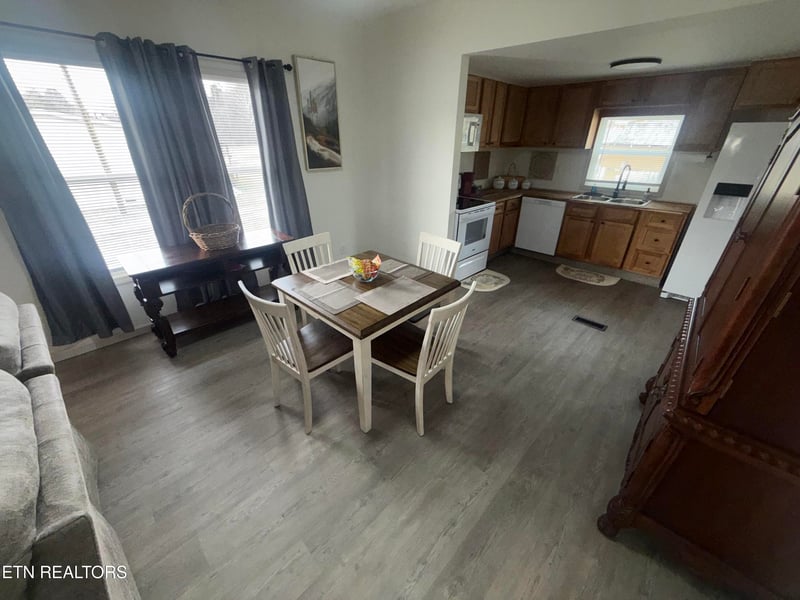 9015 Three Points Rd, Mascot, TN 37806
