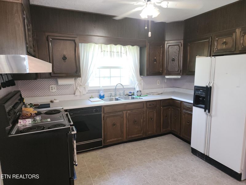 9018 Mascot Rd, Mascot, TN 37806