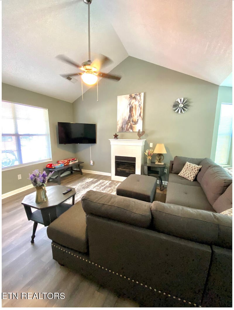 902 Middlebrook Ct, Sevierville, TN 37862