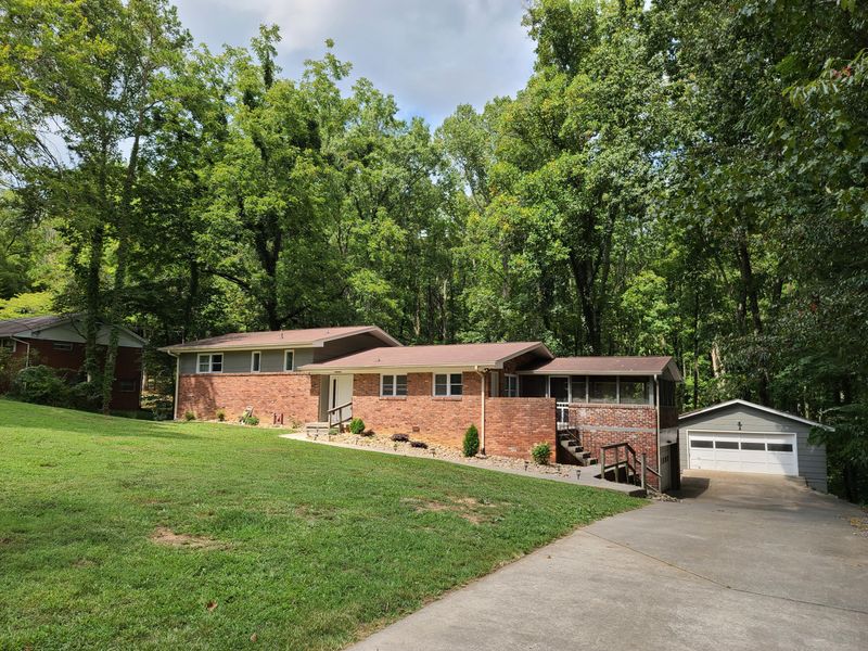902 W Outer Dr, Oak Ridge, TN 37830